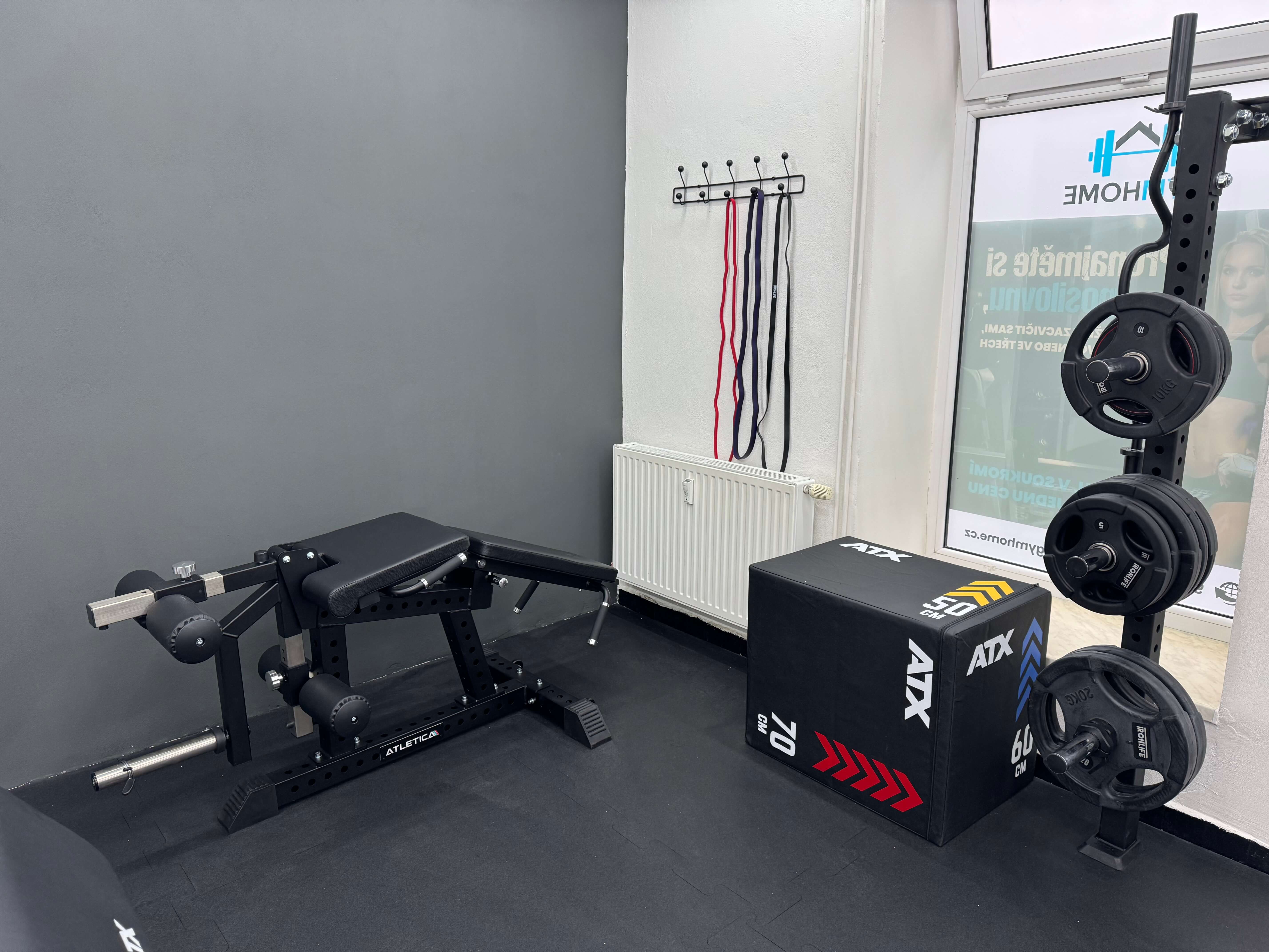 Předkopy na kvadricepsy, zákopy na hamstringy – kontrolovaný rozsah, přesná technika a perfektní pálení svalů. Ideální doplněk ke dřepům a mrtvým tahům.