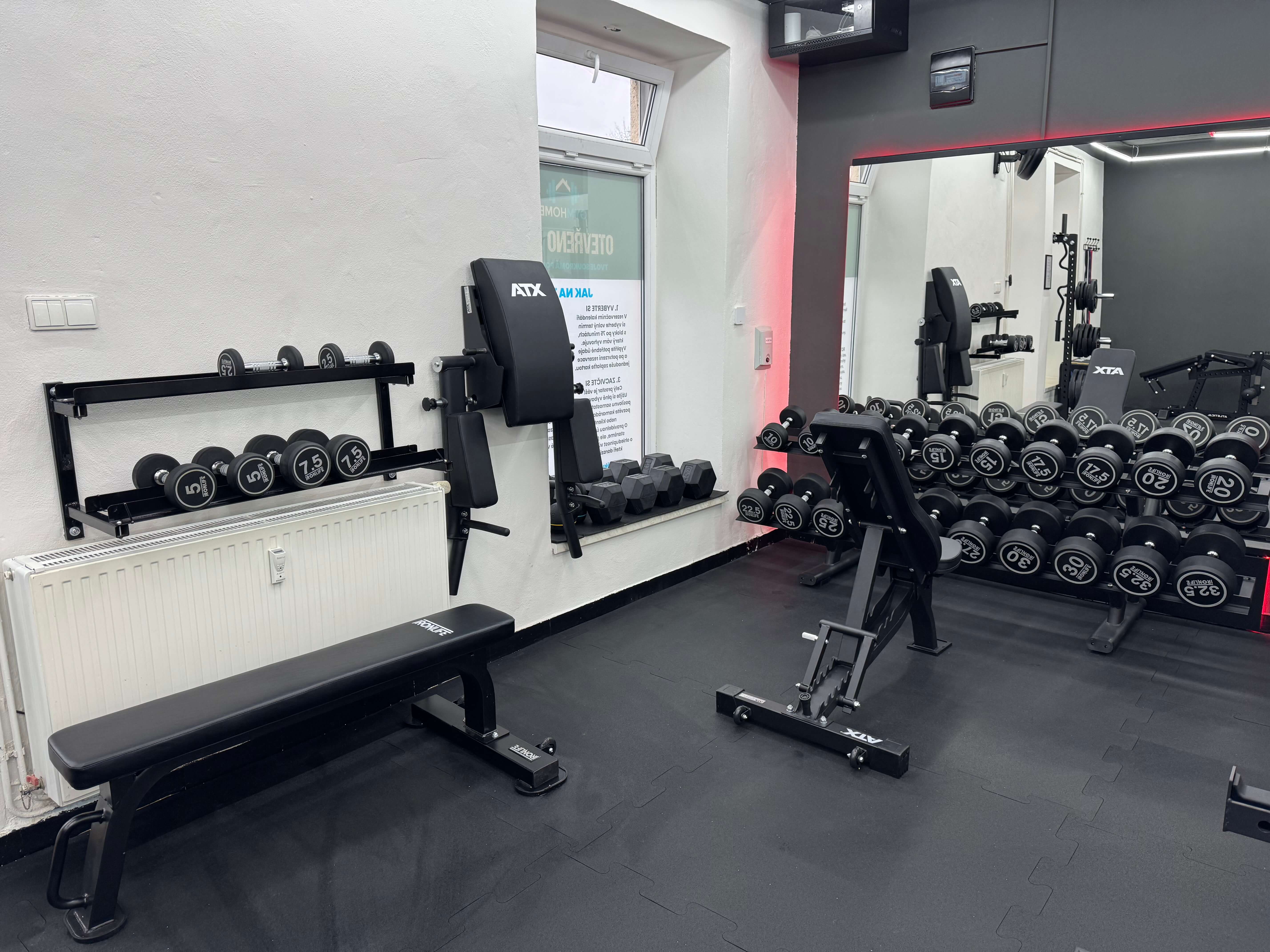Činky od 2.5kg do 40kg, kettlebely 8,12,16Kg, ATX nástěná bradla 2v1, rovná/nastavitelná lavice.