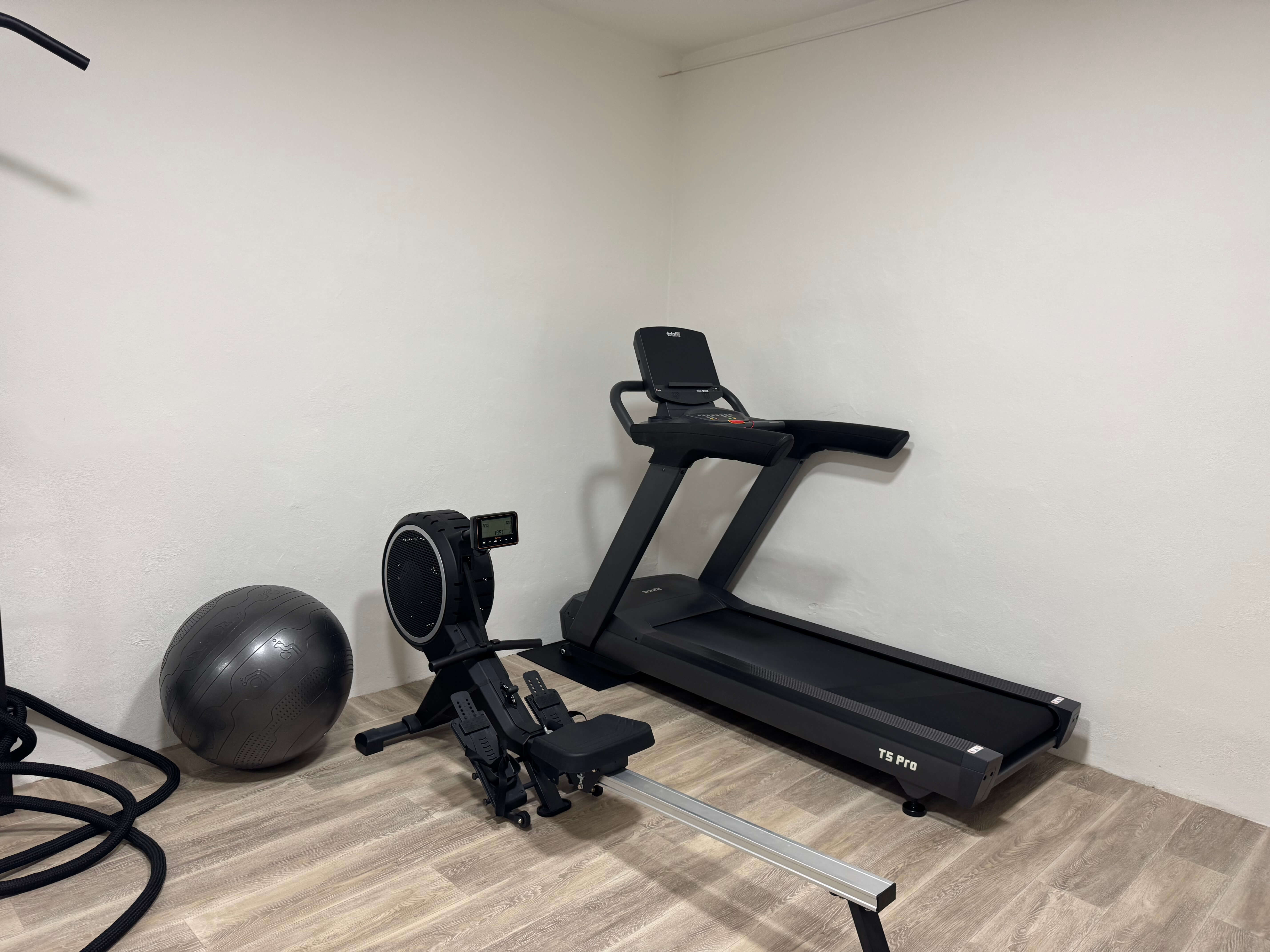 Kvalitní běžecký pás pro efektivní kardio — ideální na zahřátí, kondici i spalování. Bez čekání, kdykoliv k dispozici.