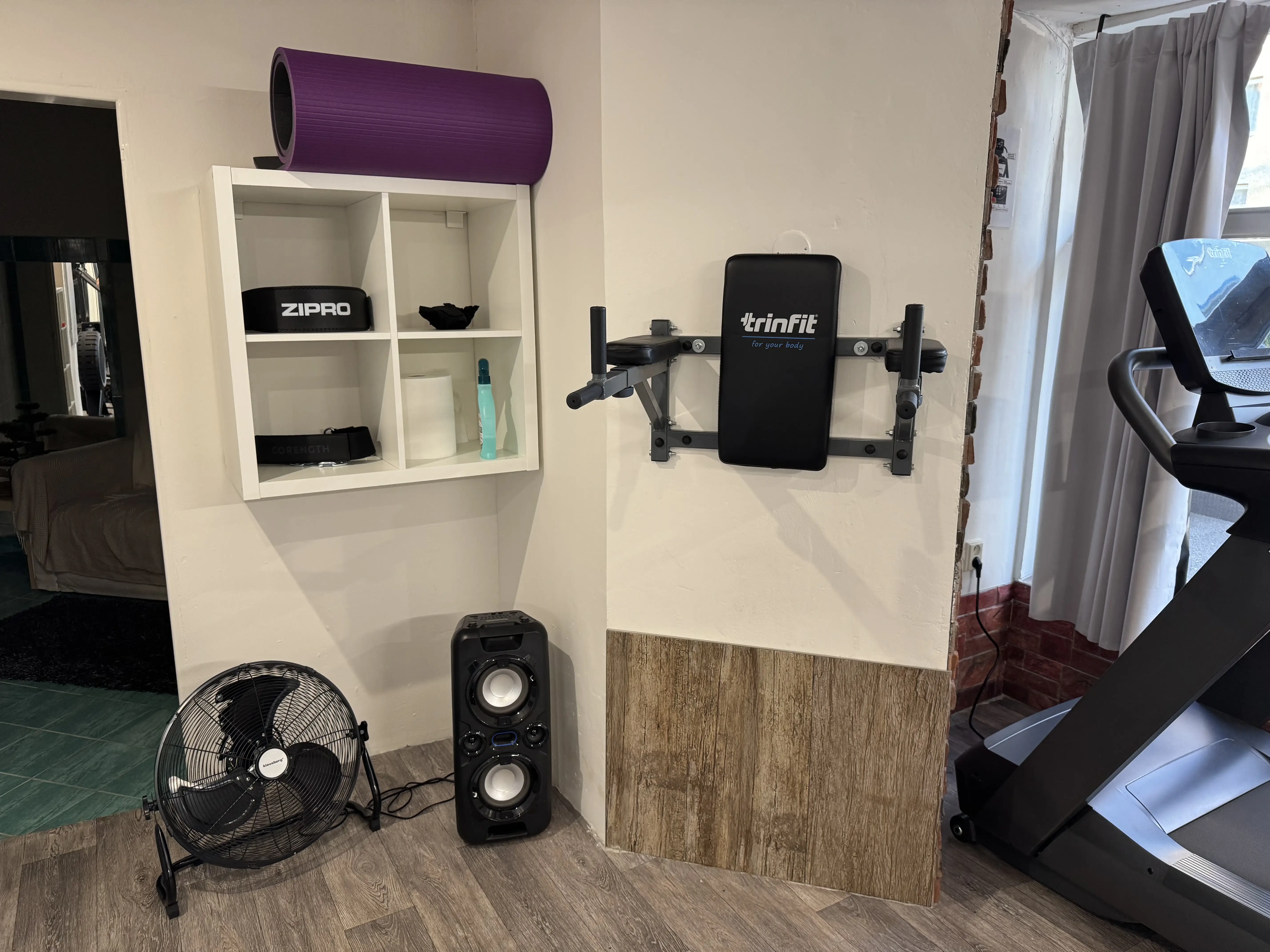 V GymHome myslíme na detaily – k dispozici je hrazda s opěrkou pro posilování břicha a trupu, odkládací polička s pomůckami i výkonný ventilátor a reproduktor pro maximální komfort během tréninku.